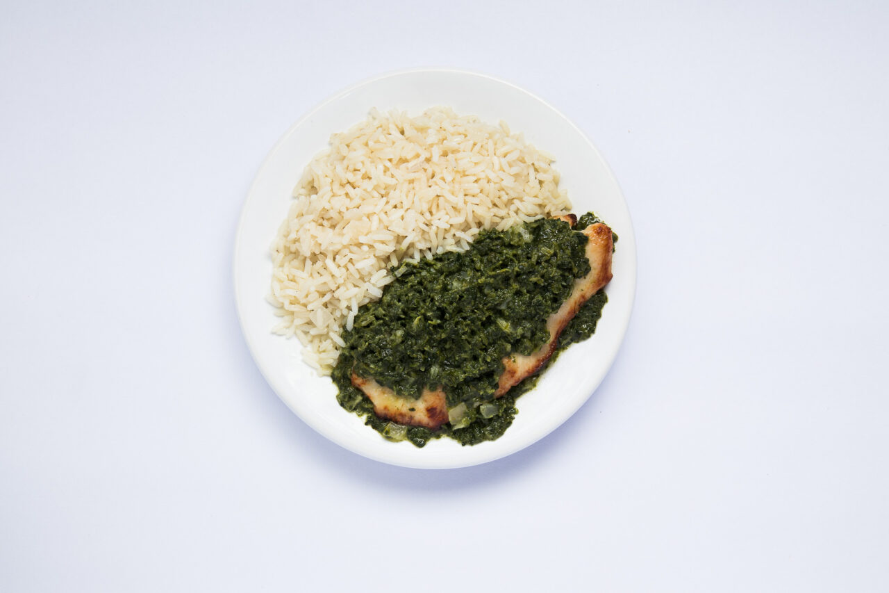 Pechuga con crema de espinaca y arroz