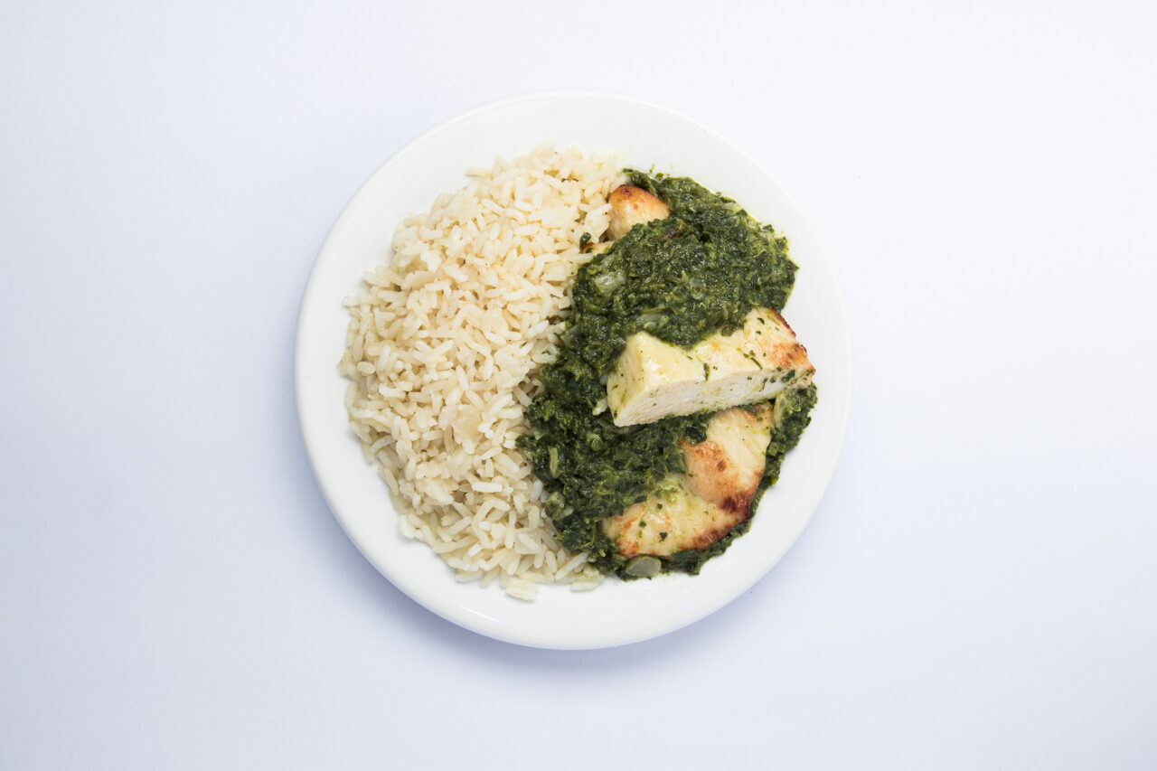 Pechuga con crema de espinaca y arroz cortada